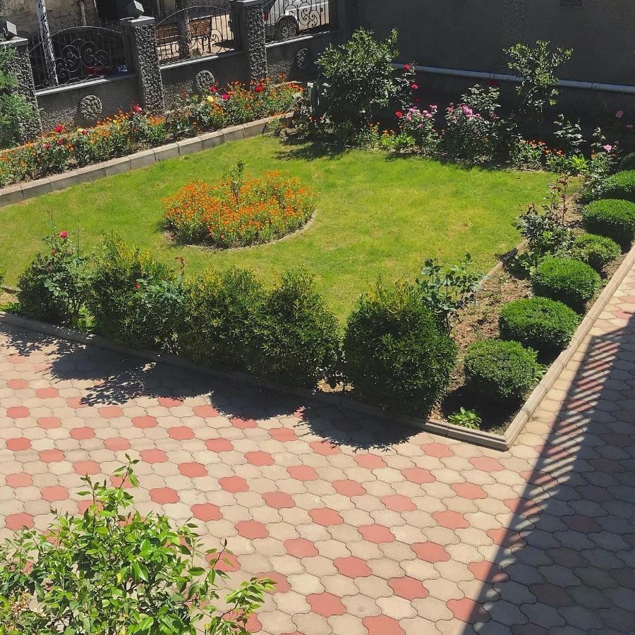 Hotel Oniks Кутаиси Екстериор снимка
