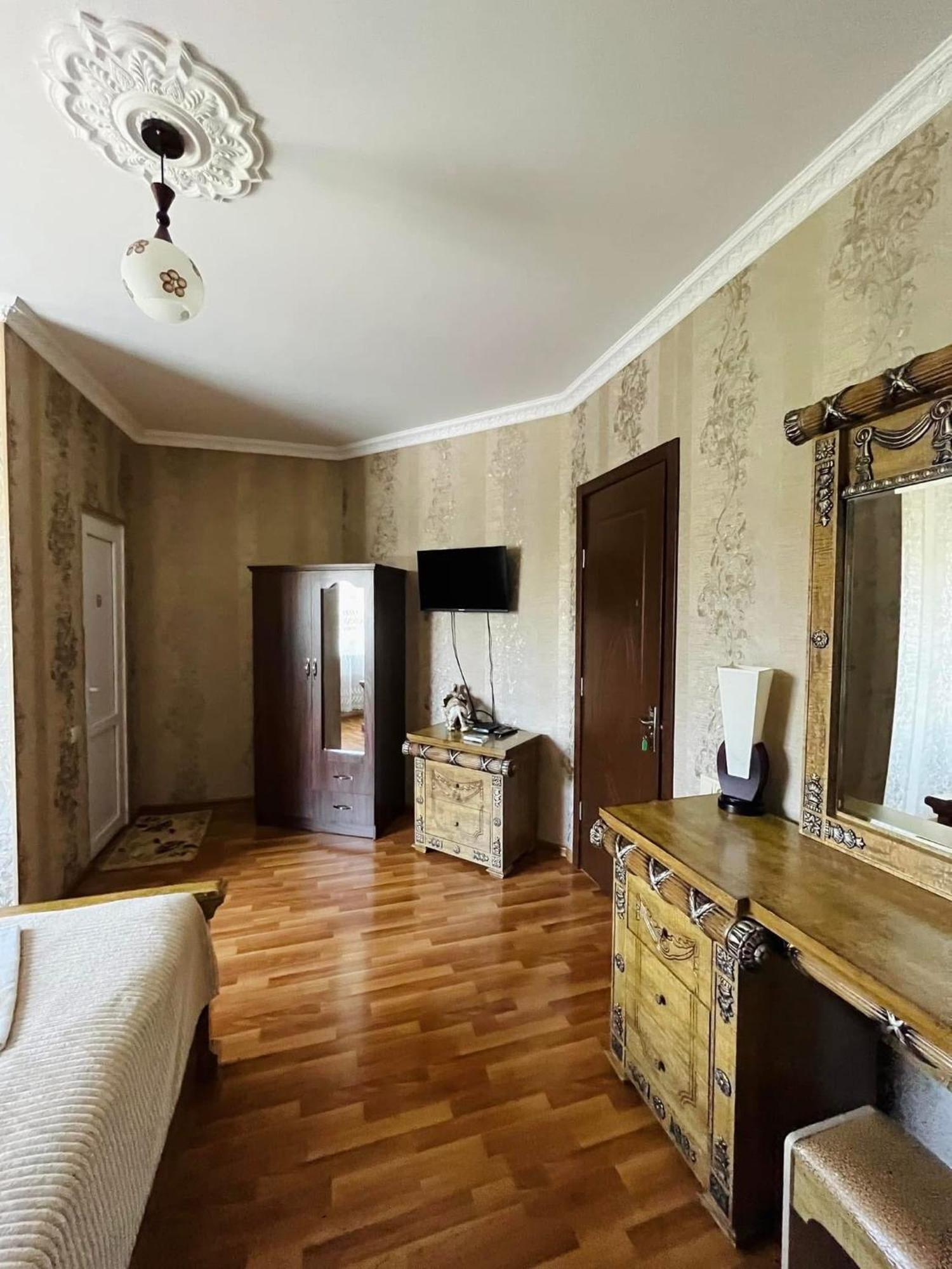 Hotel Oniks Кутаиси Екстериор снимка